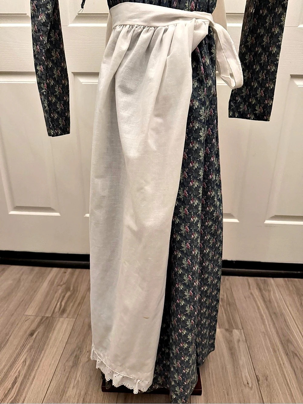 Pioneer Prairie Costume Set - Dress, Apron & Bonnet - Halloween S/M